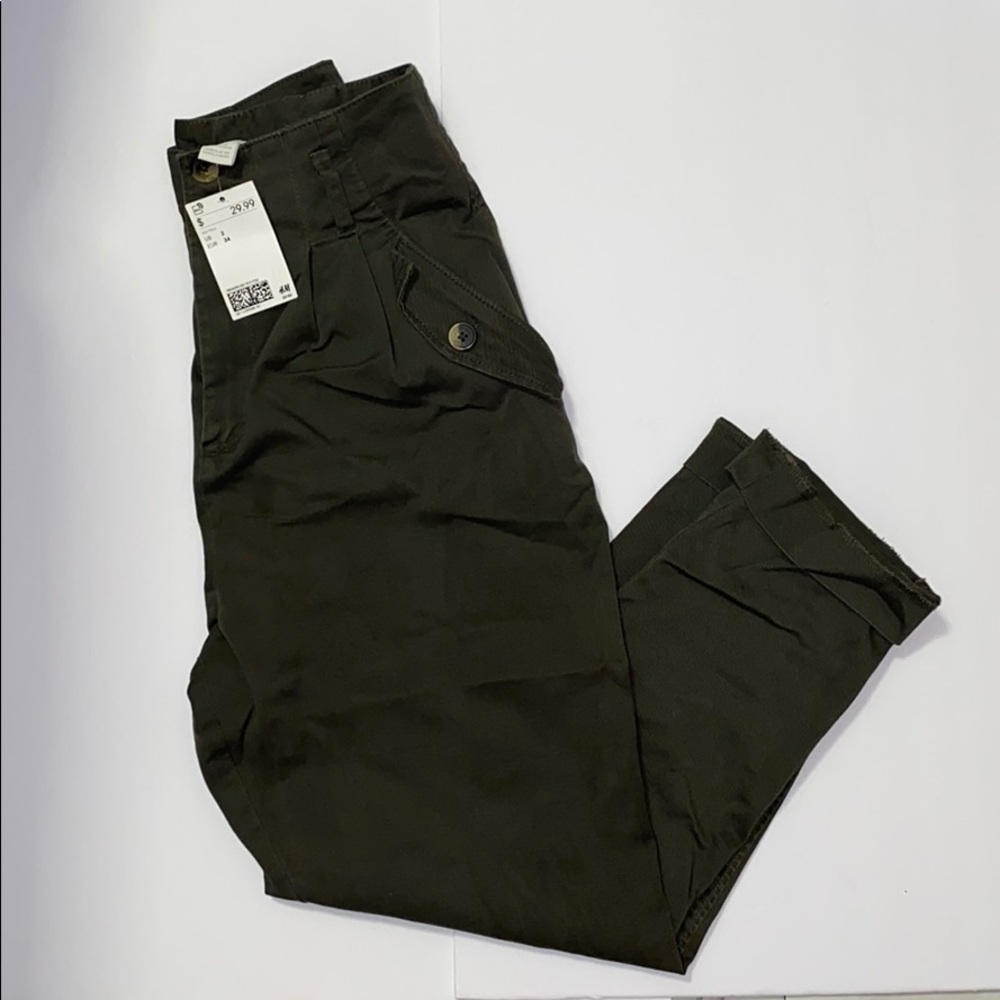🎉 H&M Green Belted Pants